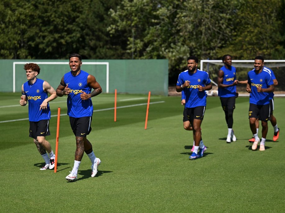 NizaarKinsella's tweet photo. Morgan Rogers, Jordan Henderson, Valentin Barco and Maxence Lacroix all trained as Chelsea players for the first time today at Cobham. Enzo Fernandez, Reece James and Malo Gusto also returned from the World Cup. Emmanuel Emegha also pictured after his recent injury. https://t.co/Y3Fs0hcAuO