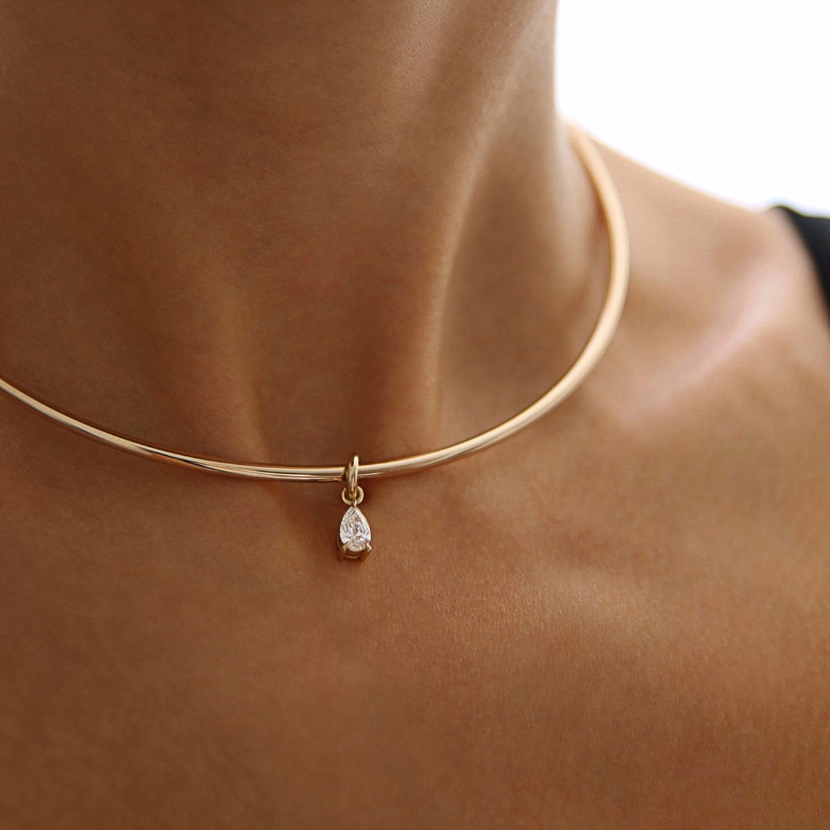 AquaeJewels's tweet photo. A sleek gold choker adorned with a pear-cut diamond drop, designed for effortless elegance and modern sophistication. ✨

#DiamondChoker #GoldChoker #PearDiamond #18KGold #FineJewelry #LuxuryJewelry #DiamondJewelry #MinimalLuxury #EverydayElegance #AquaeJewels https://t.co/gITZurUcFV