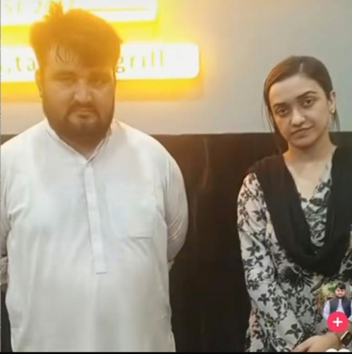 Markhorr313's tweet photo. صبح تقریباً 11:15 بجے مال روڈ (فلیش مین ہوٹل کے قریب) پر سیکیورٹی فورسز کی ایک پیٹرولنگ ٹیم معمول کے مطابق گشت کر رہی تھی۔ اچانک ایک مسلح شخص نے ان پر پستول سے فائرنگ شروع کر دی۔ اس فائرنگ سے سیکیورٹی فورسز کا ایک اہلکار زخمی ہو گیا۔

سیکیورٹی فورسز نے فوری جوابی کارروائی کی اور حملہ آور کو موقع پر ہی ہلاک کر دیا۔

ہلاک ہونے والے شخص کی شناخت محمد حسین (والد کا نام محمد باز) کے طور پر ہوئی۔ وہ ضلع خیبر کا رہائشی تھا۔ 

 ہلاک دہشتگرد پاکستان تحریک انصاف (پی ٹی آئی) کا سرگرم کارکن/رکن تھا۔

اس کے قبضے سے

 پی ٹی آئی کا پارٹی پرچم
 اسلحہ اور گولیاں
 کچھ اہم دستاویزات

برآمد ہوئے۔ 

اس کے موبائل فون اور دیگر سامان سے بھی مزید شواہد ملے ہیں، جن کے مطابق وہ پارٹی کی قیادت سے رابطے میں رہتا تھا۔   ماضی میں بھی احتجاجوں میں اشتعال انگیزی، پتھراؤ اور فائرنگ جیسی سرگرمیوں میں بھی ملوث رہا تھا۔
 
مزید تحقیقات جاری ہیں۔
