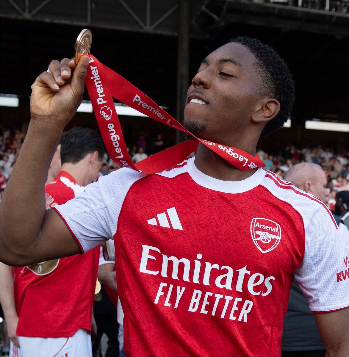 PLFrance_'s tweet photo. 🚨 MYLES LEWIS-SKELLY 🏴󠁧󠁢󠁥󠁮󠁧󠁿 VEUT RESTER À ARSENAL !

Malgré l’intérêt de Manchester United et Chelsea, le joueur de 19 ans est heureux à Arsenal et n’envisage pas un départ.

Lewis-Skelly veut S’IMPOSER dans les plans de Mikel Arteta et gagner sa place. ❤️🤍

🗞️ @TheAthleticFC https://t.co/NWe2czuN4Z