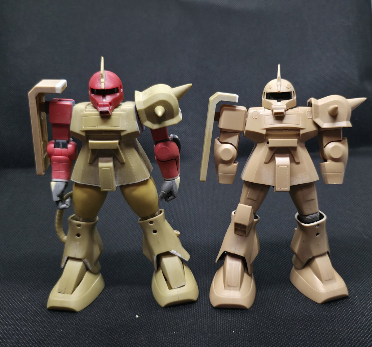 tacot13's tweet photo. あと少しで塗装
中２の時に買ったキットの供養です
94年の再版品(右)とは成形色がかなり違います
ザクタンク等も同様な感じになっていますね

#msv 
#旧キット
#ザクデザートタイプ https://t.co/e6ofDas0pJ