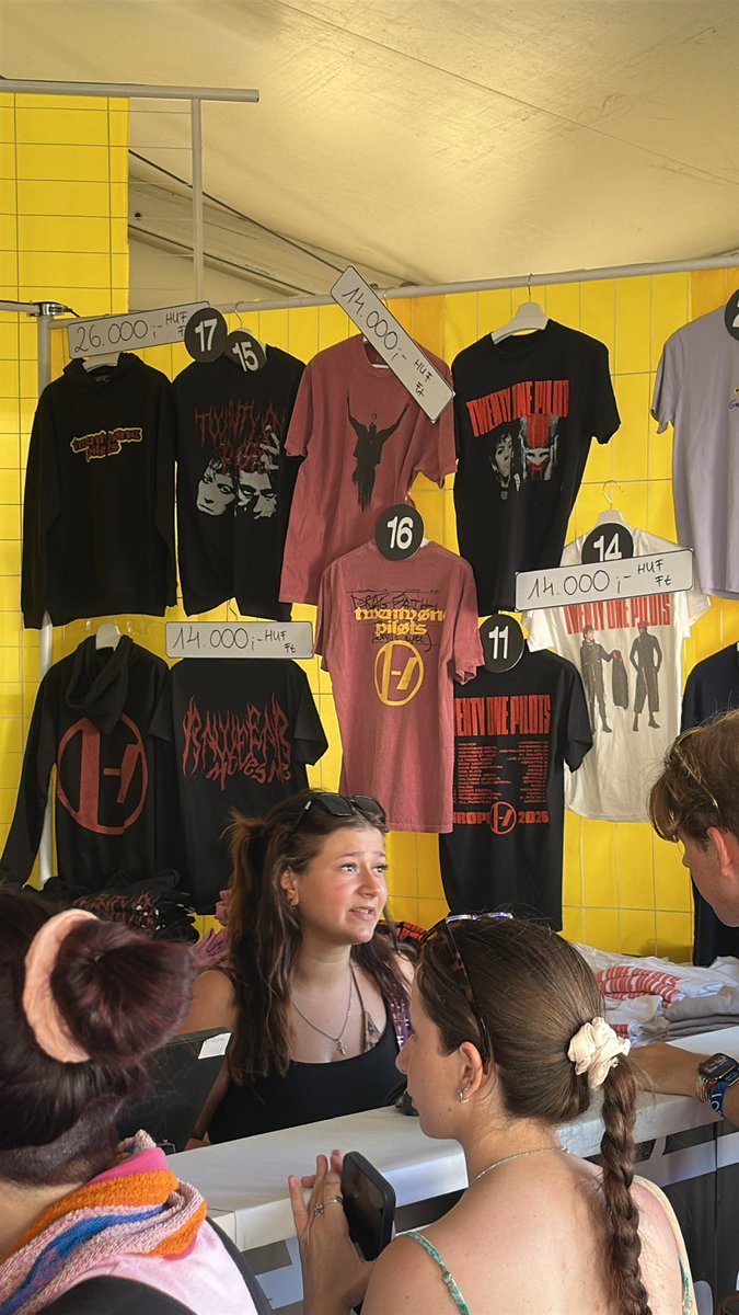 plavekomayine's tweet photo. merch prices if anyone needs
shirts are around 40€ and hoodie is around 70€ :) #sziget #twentyonepiløts https://t.co/AdaI4NDMk9