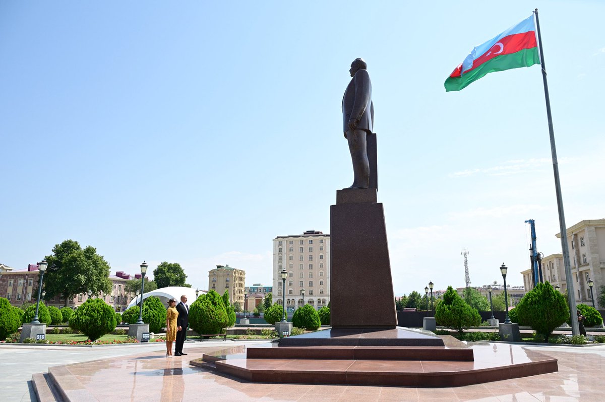 1VicePresident's tweet photo. ✔ Avqustun 11-də Azərbaycan Respublikasının Prezidenti İlham Əliyev və birinci xanım Mehriban Əliyeva xalqımızın Ümummilli Lideri Heydər Əliyevin Naxçıvan şəhərinin mərkəzində ucaldılan abidəsini ziyarət ediblər.
✔ On August 11, President of the Republic of Azerbaijan Ilham Aliyev and First Lady Mehriban Aliyeva visited the monument to National Leader of the Azerbaijani people Heydar Aliyev in the center of the city of Nakhchivan.
✔ 11 августа Президент Азербайджанской Республики Ильхам Алиев и первая леди Мехрибан Алиева посетили памятник Общенациональному лидеру нашего на��ода Гейдару Алиеву, установленный в центре города Нахчыван.

#IlhamAliyev 
#MehribanAliyeva