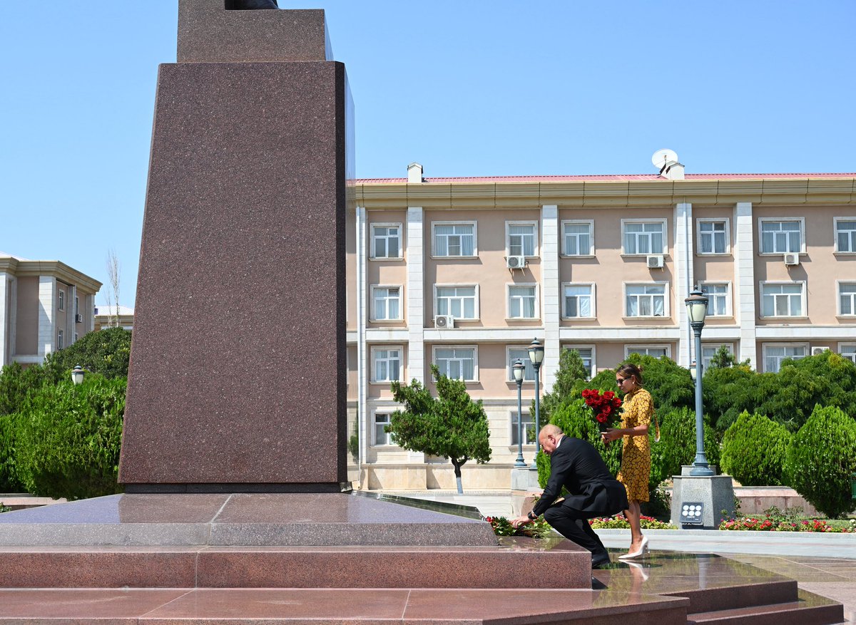 1VicePresident's tweet photo. ✔ Avqustun 11-də Azərbaycan Respublikasının Prezidenti İlham Əliyev və birinci xanım Mehriban Əliyeva xalqımızın Ümummilli Lideri Heydər Əliyevin Naxçıvan şəhərinin mərkəzində ucaldılan abidəsini ziyarət ediblər.
✔ On August 11, President of the Republic of Azerbaijan Ilham Aliyev and First Lady Mehriban Aliyeva visited the monument to National Leader of the Azerbaijani people Heydar Aliyev in the center of the city of Nakhchivan.
✔ 11 августа Президент Азербайджанской Республики Ильхам Алиев и первая леди Мехрибан Алиева посетили памятник Общенациональному лидеру нашего на��ода Гейдару Алиеву, установленный в центре города Нахчыван.

#IlhamAliyev 
#MehribanAliyeva