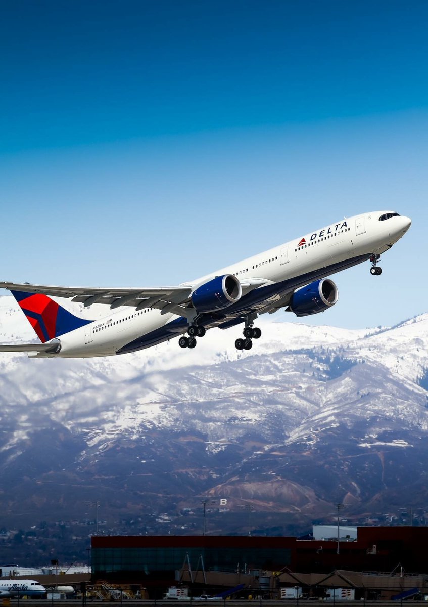 IntCyberDigest's tweet photo. ‼️ BREAKING: Delta confirms an unauthorised Wi-Fi network appeared aboard flight DL591 from Las Vegas to Atlanta on 10 August, carrying passengers home from DEF CON 34. Attackers were possibly using a WiFi Pineapple in flight.

Crew ACARS messages, intercepted by ground receivers, warned corporate security of a "scam wifi called Delta Wifi Fast" targeting other passengers.

Delta says nothing was hacked. Crew killed the Wi-Fi for 30 minutes.