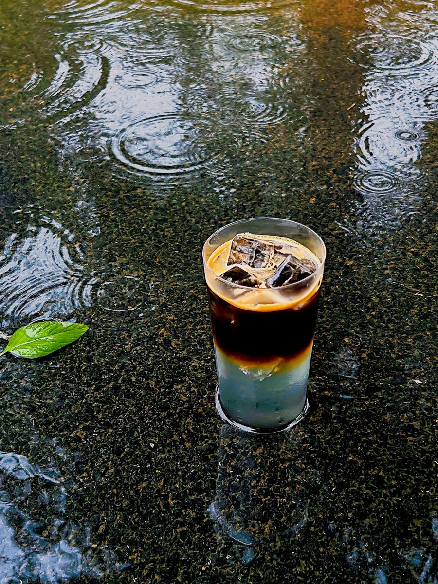 jay_wow2's tweet photo. A stranger held the door for me in rain, handed me a tissue when my coffee spilled, and smiled like it was no big deal—small kindnesses that turn a crappy day around. https://t.co/jBU1SILncZ