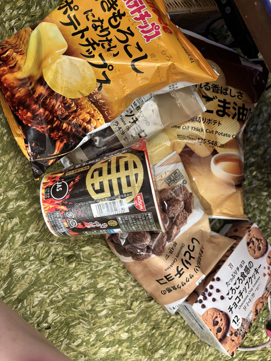 eiayk_ayk's tweet photo. おじさんがいっぱいお菓子入れてた https://t.co/y61fhYAbvW