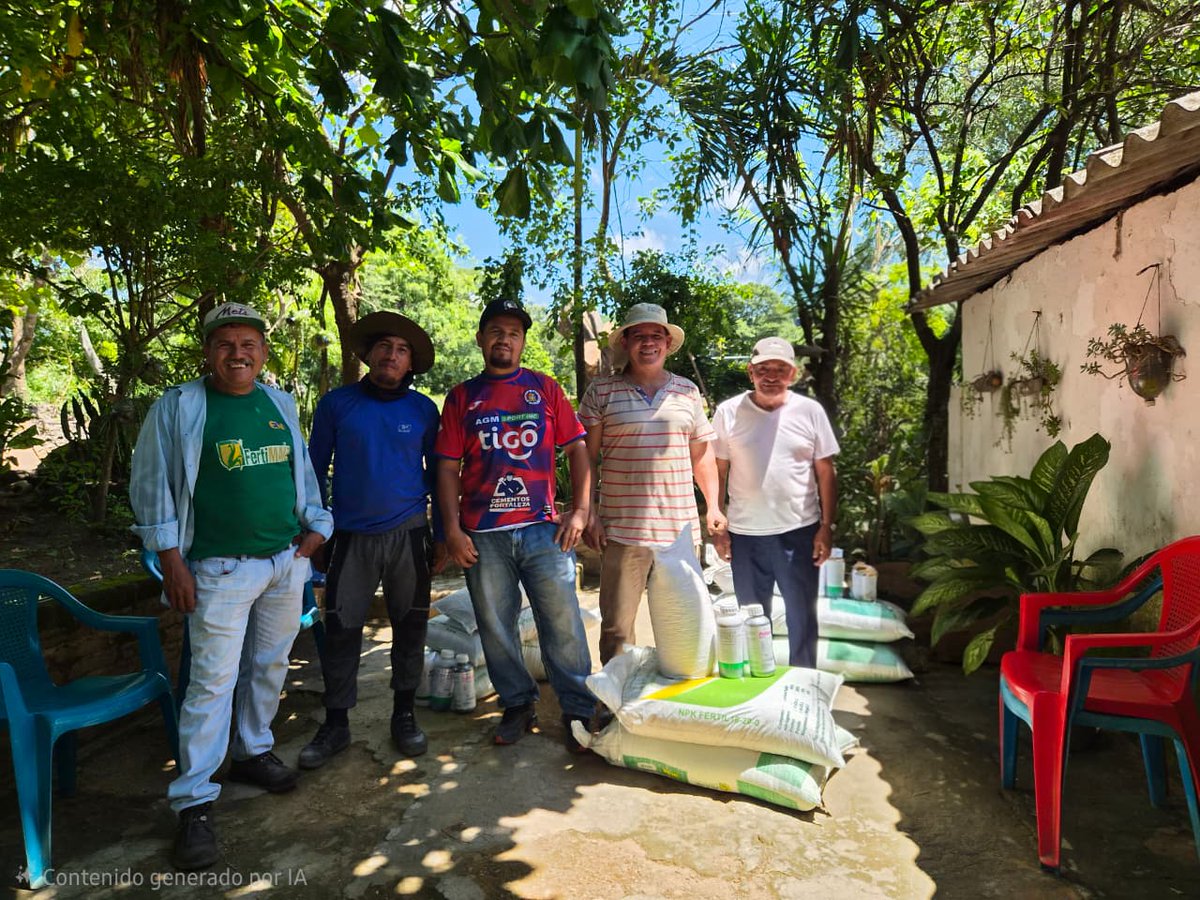 FAOElSalvador's tweet photo. 🌾 Productores de las zonas oriental y occidental de El Salvador recibieron semilla certificada de maíz CENTA Santa Rosa y frijol CENTA Cuarenteño en el marco del proyecto #ZARC ejecutado por FAO en coordinación con @CENTAELSALVADOR https://t.co/CX3a2WA7ob