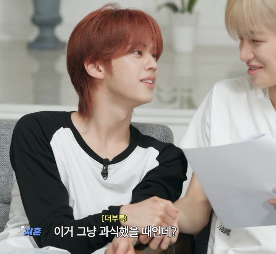 dohoondimsum's tweet photo. "ji tangan kamu harus pegang tanganku terus yaa. ini bukan permintaan, ini mandatori khusus buat kamu" 
"bang akuㅡ"
"gak ada alasan apapun"
"kalau iniㅡ"
"gak terima sanggahan"
"iya paham tapiㅡ"
"kamu gak sayang aku ya ji?"
"BUSET BENTAR LOH INI KAKI AKU GATEL MAU GARUK DULU" https://t.co/sb19rvkvXU