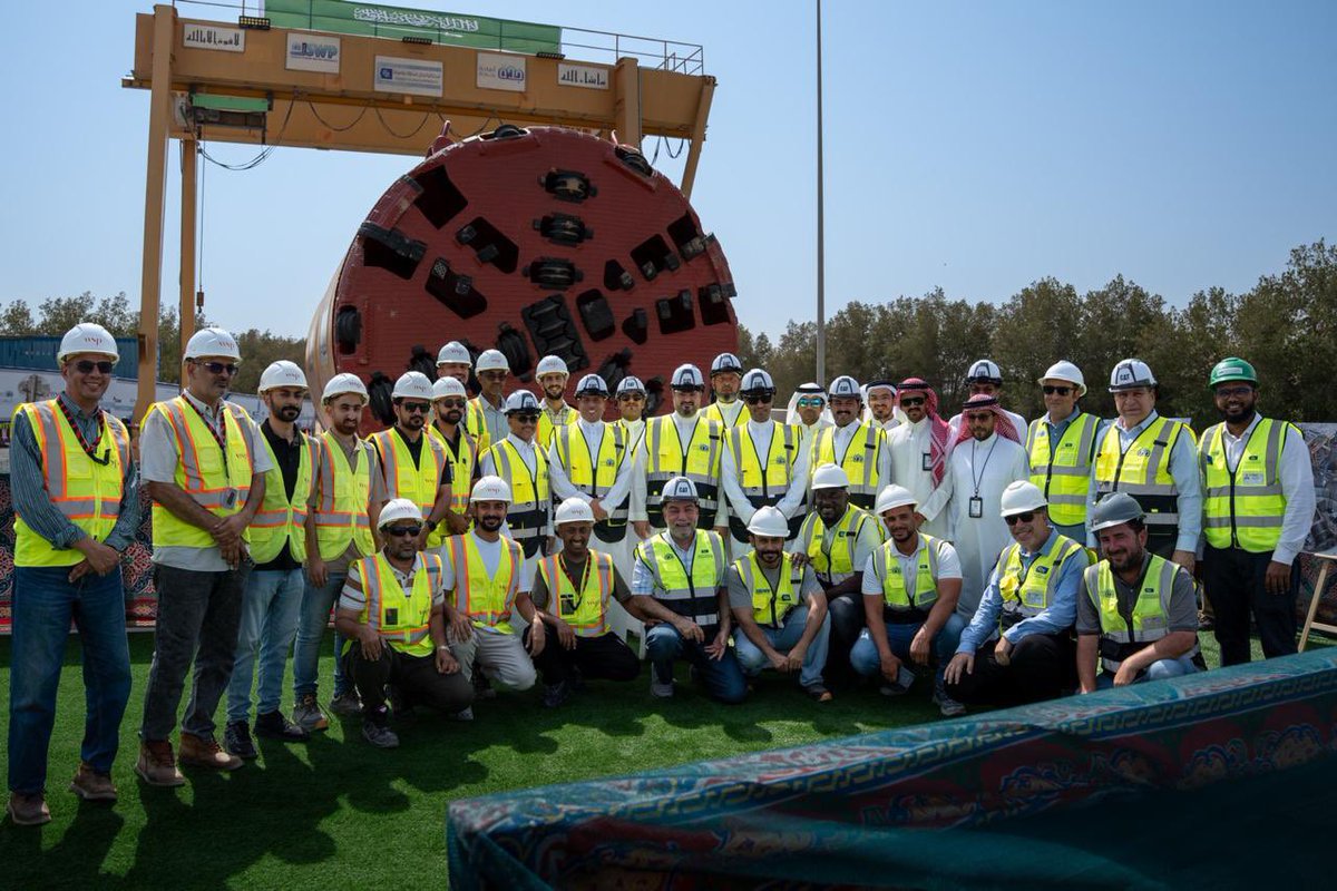 ihsanbafakih's tweet photo. وقفت على سير الأعمال في مشروع حلول تصريف مياه الأمطار بطريق مكة القديم، واطلعت على مراحل التنفيذ ونسب الإنجاز.

نعمل في #أمانة_جدة على رفع كفاءة منظومة تصريف مياه الأمطار وتعزيز جاهزية البنية التحتية، بما يسهم في خدمة السكان وتحسين جودة الحياة في مدينة #جدة https://t.co/sEzoTLhjDC