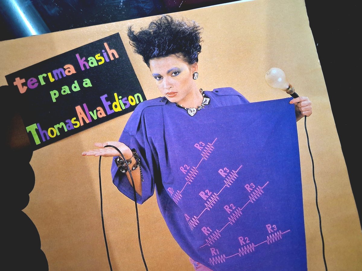 singwit_merah's tweet photo. bought a local fashion magazine from (i believe) 1985 which features hundreds of clothing designs of over 30+ local designers.... i genuinely feel like a kid at the candy store https://t.co/hEyf9tv1HI