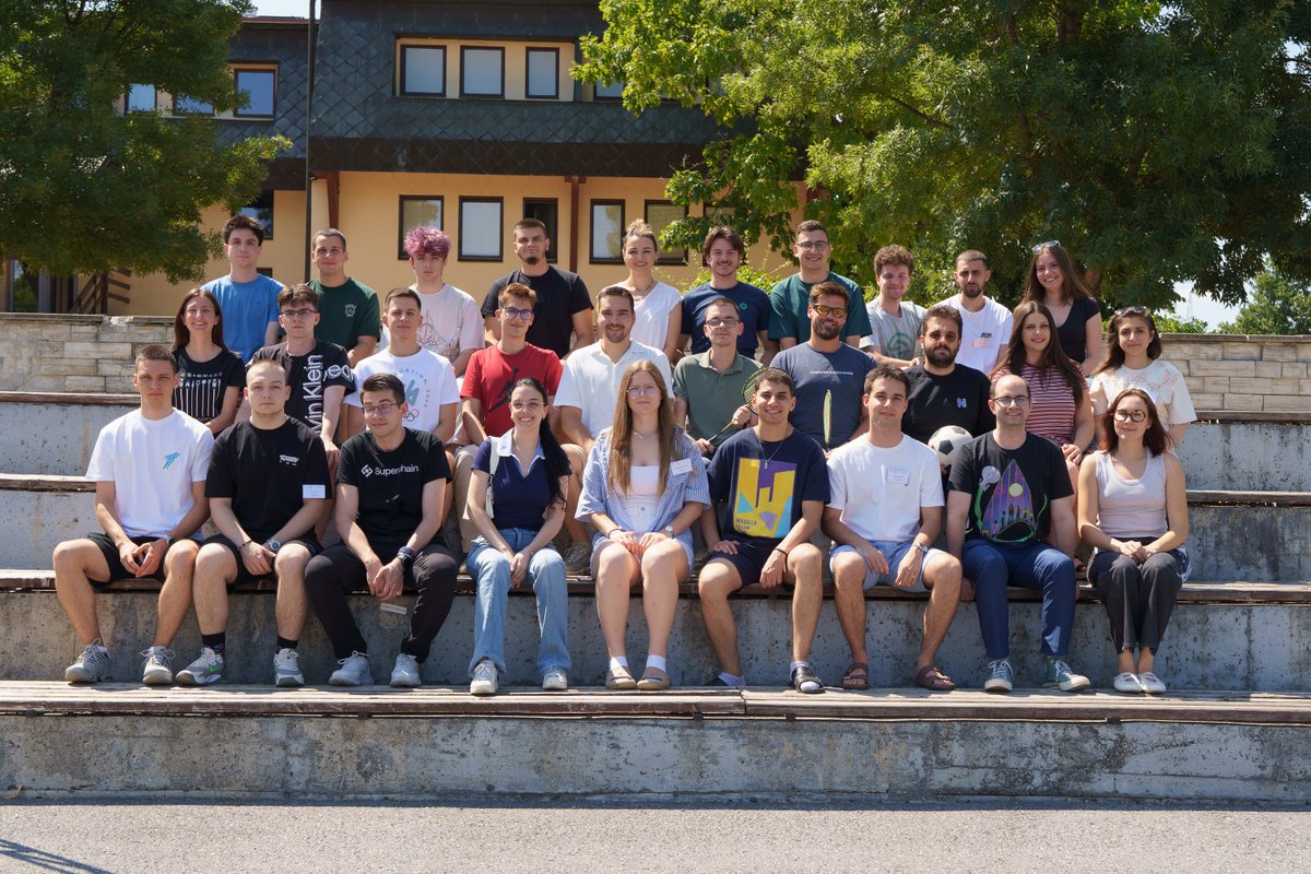 DecenterTeam's tweet photo. Web3 Kamp se približio kraju, a članovi našeg tima imali su priliku da budu deo ovogodišnjeg programa, kako kroz predavanja, tako i kroz mentorsku podršku učesnicima.  

Tokom 11 dana kampa, naš R&D Ivan Džambasanovič, koji je pre par godina i sam bio polaznik, učio je studente da pišu pametne ugovore u okviru Ethereum Workshopa. A tu je bio i @0xscannty , da pruži detaljniji uvid u sam rad i projekte Decenter R&D tima.  

Naši inženjeri @rajko_z  (Solidity) i @VitorovicBranko (Backend), održali su na kraju i predavanje na temu „Inovacije u DeFiju”. Predstavili naš glavni proizvod, @DeFiSaver, i približili učesnicima infrastrukturu koja stoji iza njega.