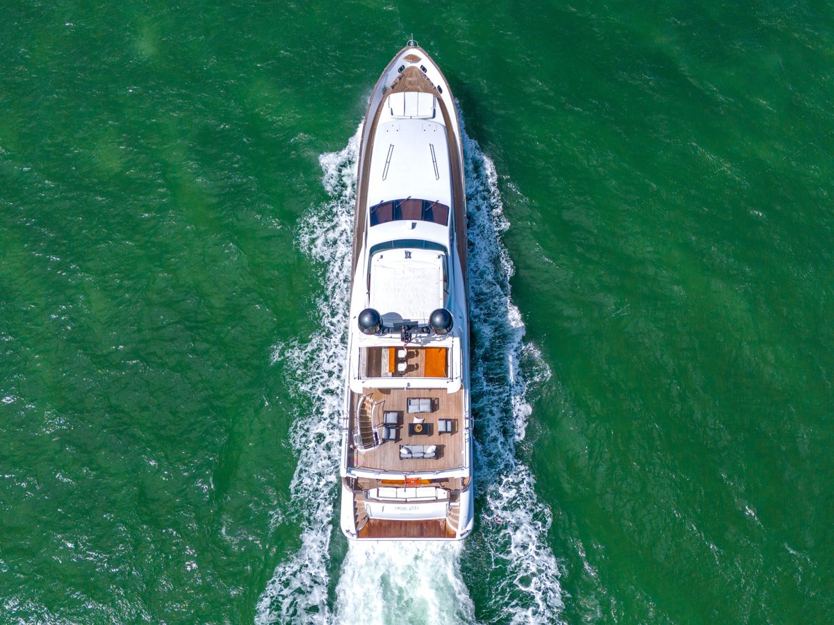 globalyachtex's tweet photo. The 2012 Azimut Grande 105 is where Italian craftsmanship meets exceptional performance. 🇮🇹

105' of luxury featuring 5 staterooms for 10 guests, a full-beam master suite, expansive entertaining spaces, a teak flybridge, twin 2,400 HP MTU engines, and ABT-TRAC stabilizers. https://t.co/p7ZqtYm6E8