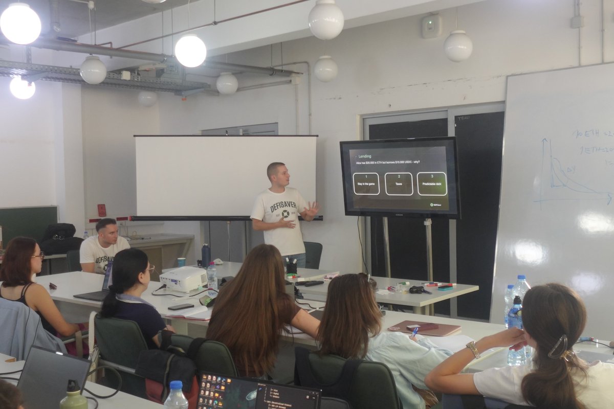 DecenterTeam's tweet photo. Web3 Kamp se približio kraju, a članovi našeg tima imali su priliku da budu deo ovogodišnjeg programa, kako kroz predavanja, tako i kroz mentorsku podršku učesnicima.  

Tokom 11 dana kampa, naš R&D Ivan Džambasanovič, koji je pre par godina i sam bio polaznik, učio je studente da pišu pametne ugovore u okviru Ethereum Workshopa. A tu je bio i @0xscannty , da pruži detaljniji uvid u sam rad i projekte Decenter R&D tima.  

Naši inženjeri @rajko_z  (Solidity) i @VitorovicBranko (Backend), održali su na kraju i predavanje na temu „Inovacije u DeFiju”. Predstavili naš glavni proizvod, @DeFiSaver, i približili učesnicima infrastrukturu koja stoji iza njega.