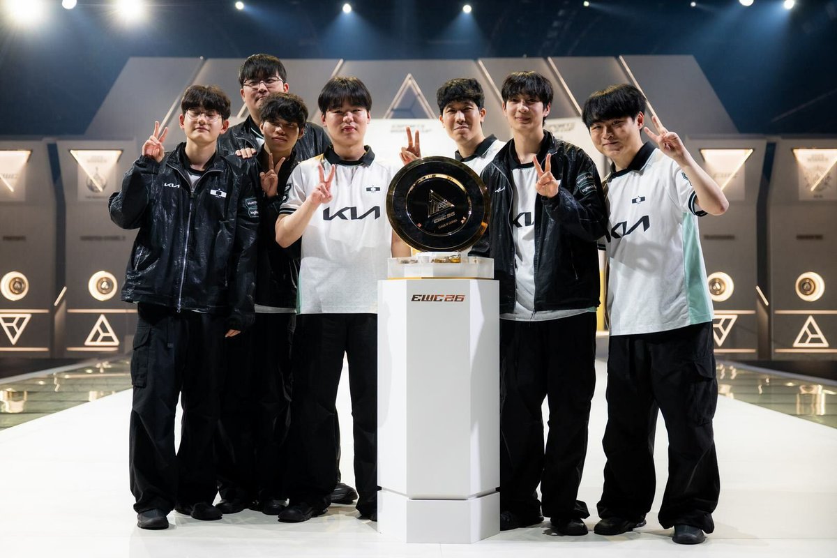 Leyzitude's tweet photo. @iks__00kc @TeamRazer @Cryocells_ @CalisteLoL @SpinxCS2 https://t.co/chrWRUuRil