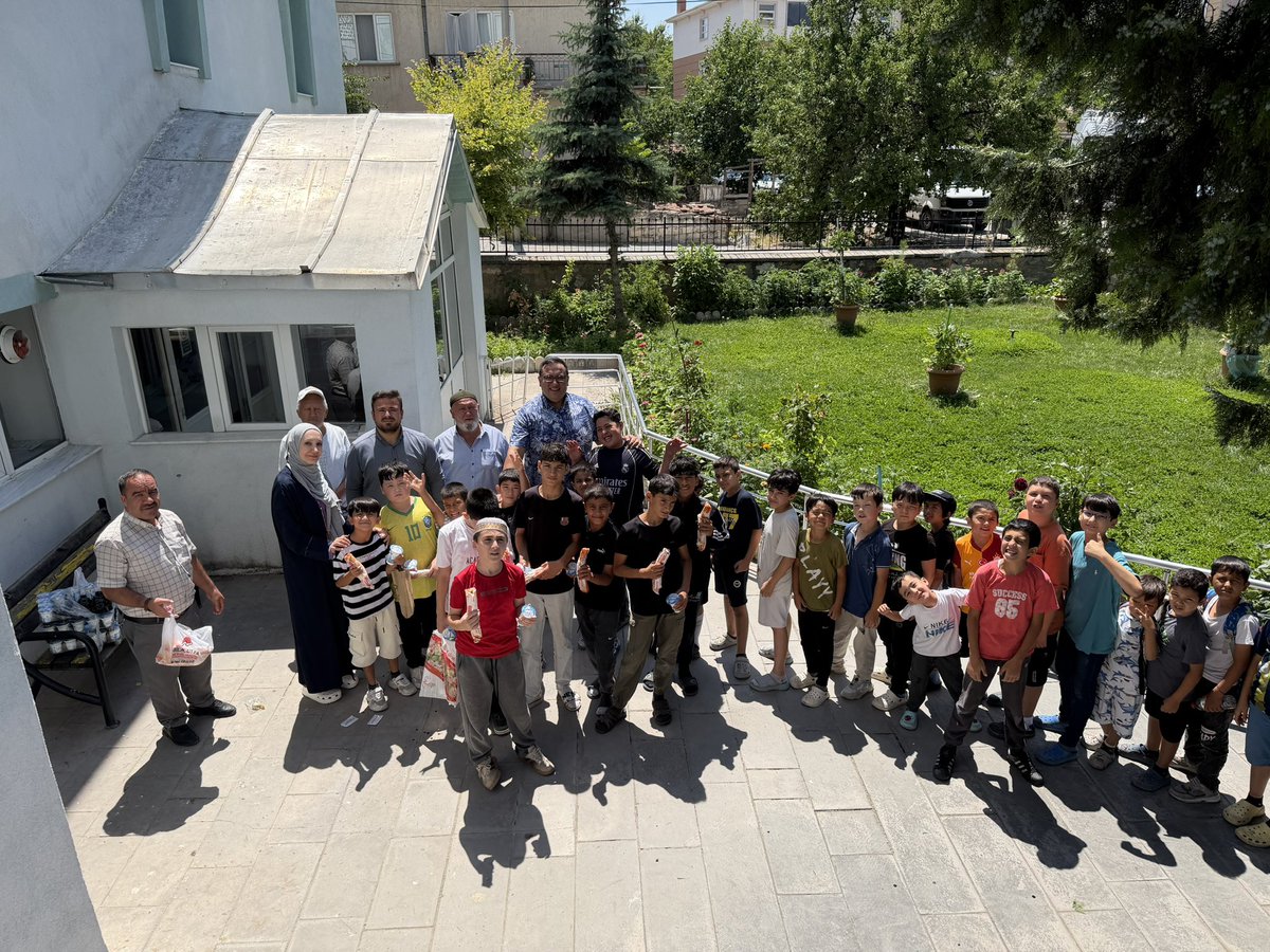 Mahmut_Sami's tweet photo. Ensar Vakfı Kırşehir ailesi olarak Yaz Kur’an Kursu ziyaretlerimiz sürüyor. 

 “Neden Kur’an öğreniyoruz ?” sunumundan sonra yemek ikramımızla zenginleşen 
“Ders Arası Ekmek 🥖 Arası” projemiz kesintisiz devam ediyor. @EnsarVakfi https://t.co/NKDvncpSkR