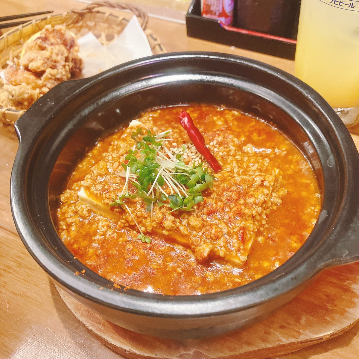 mryu09's tweet photo. 奏ちゃんと美味しいかき氷食べてきた🍧
ふわっふかでしっかりいちごとミルクの味がして最高だった！
激辛麻婆豆腐は激辛すぎてまだ胃が死んでてやばいww食後のアイスが沁みたわ
いろいろまわってめっちゃ楽しかったー(◦′ᆺ‵◦)また遊ぼ！ https://t.co/bYKJbMimD7
