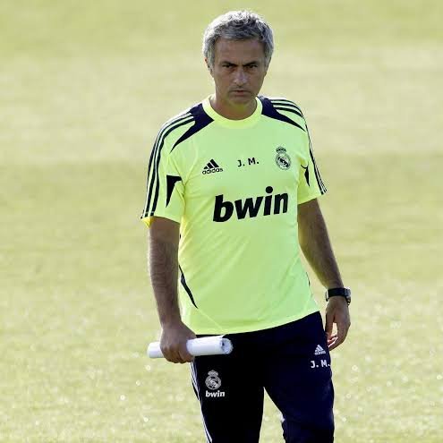MadridSports_'s tweet photo. 💣💥 Así cuentan el episodio de MOURINHO y el TOPO que filtraba las alineaciones en el vestuario del Real Madrid:

👉 Casillas: "Se volvió LOCO. Entró, nos llamó de todo, nos dijo de todo. Dijo que éramos los culpables de cómo estaba todo, no sé si le dio una PATADA a una botella y cerró de un PORTAZO la puerta de su despacho"

👉 Marcelo: "Llevaba un CABREO monumental. Él es así, se lo curraba para ayudarnos a ganar de la mejor manera posible y va y se filtra algo que solo nosotros sabíamos"

👉 Ricardo Carvalho: "Es un club tan grande... Y cualquier pequeño problema en el vestuario al día siguiente se hacía enorme en los periódicos. A José le gusta controlar y le resultó difícil"

Vía 'MOURINHO', en @NetflixES