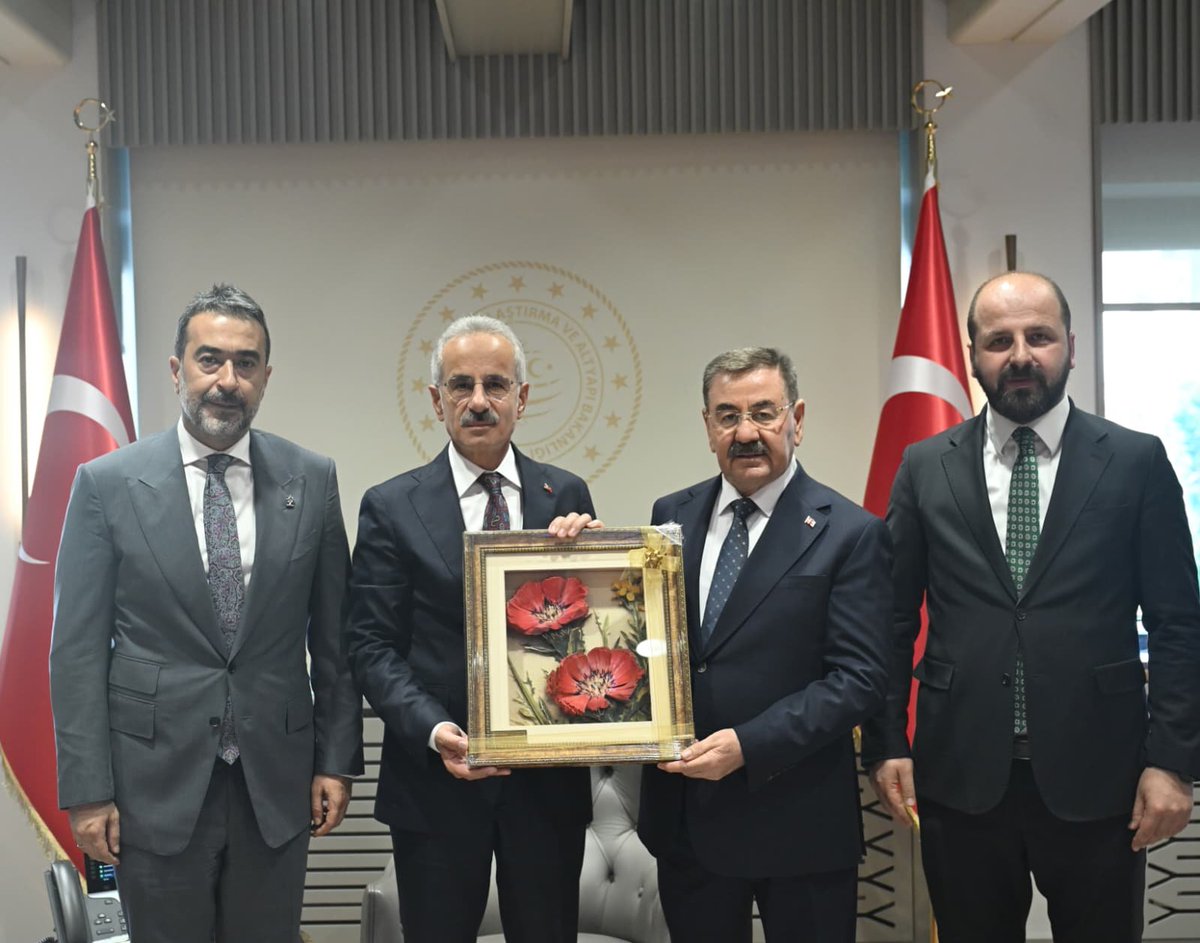 AkpartiAnkara's tweet photo. İl Başkanımız Sn. @hakanhanozcan, Gölbaşı İlçe Başkanımız Sn. Selim Akceylan ve Gölbaşı Belediye Başkanı Sn. Yakup Odabaşı ile birlikte, Ulaştırma ve Altyapı Bakanımız Sn. @a_uraloglu'nu ziyaret ettiler. https://t.co/EVi2Vb67rK