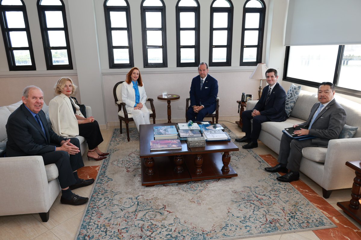 mfespinosaEC's tweet photo. Fue un honor reunirme con S.E. Javier Martínez-Acha, canciller de Panamá. El país desempeña un papel estratégico para las Naciones Unidas como hub regional. Reconocí el apoyo que brinda a las agencias, fondos, programas que, desde Panamá, acercan la labor de la Organización a las realidades de América Latina y el Caribe.

Conversamos también sobre la seguridad marítima y la importancia de la Convención de las Naciones Unidas sobre el Derecho del Mar como marco para proteger la libertad de navegación, la vida humana en el mar y nuestros océanos.

Finalmente, intercambiamos perspectivas sobre las dinámicas y los desafíos de la región, incluida la situación de Haití. Aprecié especialmente la claridad de su lectura. Por su historia y su geografía, desde el Congreso Anfictiónico de 1826, Panamá ocupa un lugar especial en la integración latinoamericana y es un puente estratégico entre nuestra región y el mundo.

@javierachapma @CancilleriaPma @panamaonuny @Embpanamausa