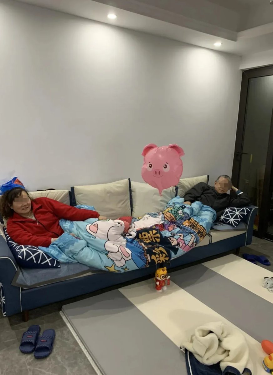 Venya71's tweet photo. Snuggling on the couch with my favorite people, sharing silly stories and warm snacks—this is what Sunday evenings are made of.， https://t.co/F5wqh2hoC0