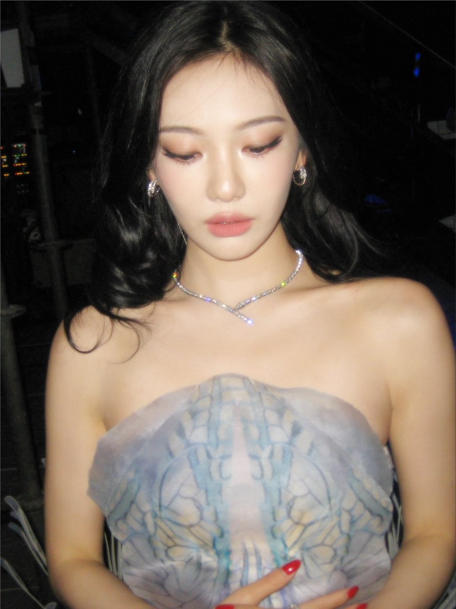 yizhuo1st's tweet photo. that collarbone... https://t.co/D2lPxbx3oq