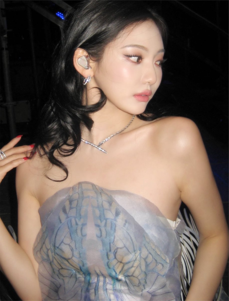 yizhuo1st's tweet photo. that collarbone... https://t.co/D2lPxbx3oq