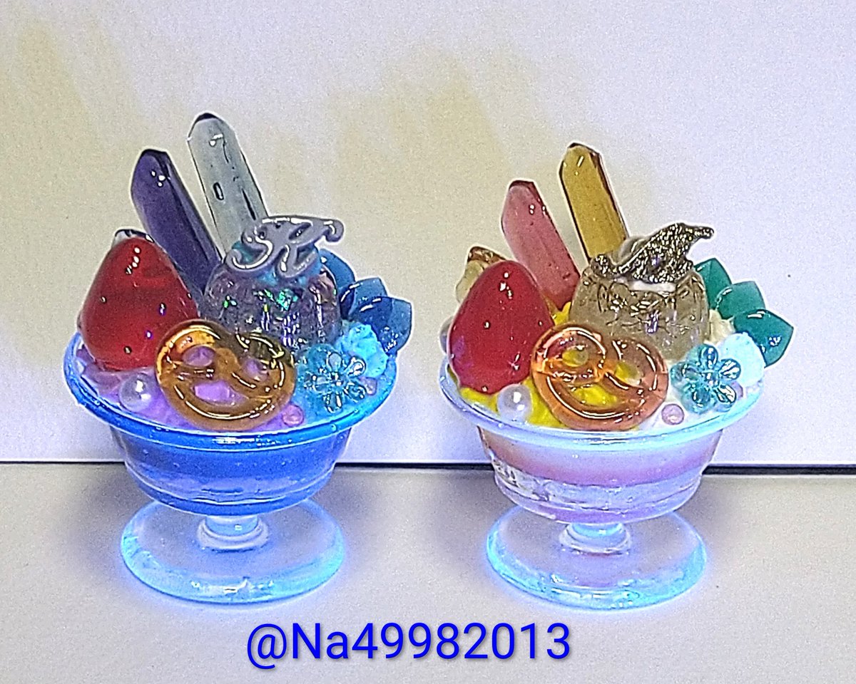 Na49982013's tweet photo. @kano_Vtu @Mel_ahirusuki #レジン
#ハンドメイド

新しいレジンのモールドや材料をいくつかお迎えして製作にチャレンジ🍨
ゼリー型､器の型､鉱石の型等を使用

器に使用したレジンはUV(ブラックライト)等をあてると青く輝きます｡ https://t.co/nYPqBatO9R
