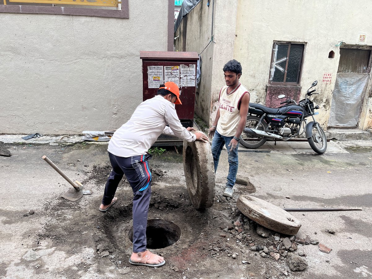 WalhekarPallavi's tweet photo. 📍 तुकाराम नगर – २ | ११ ऑगस्ट २०२६
परिसरातील ड्रेनेजची समस्या निदर्शनास येताच संब��धित यंत्रणेशी समन्वय साधून रिपेरिंगचे काम पूर्ण करून घेण्यात आले. नागरिकांची गैरसोय दूर करून स्वच्छता व आरोग्य अबाधित ठेवण्यासाठी सातत्याने प्रयत्न सुरू आहेत.
#TukaramNagar #DrainageRepair https://t.co/r2Kx7PQqng