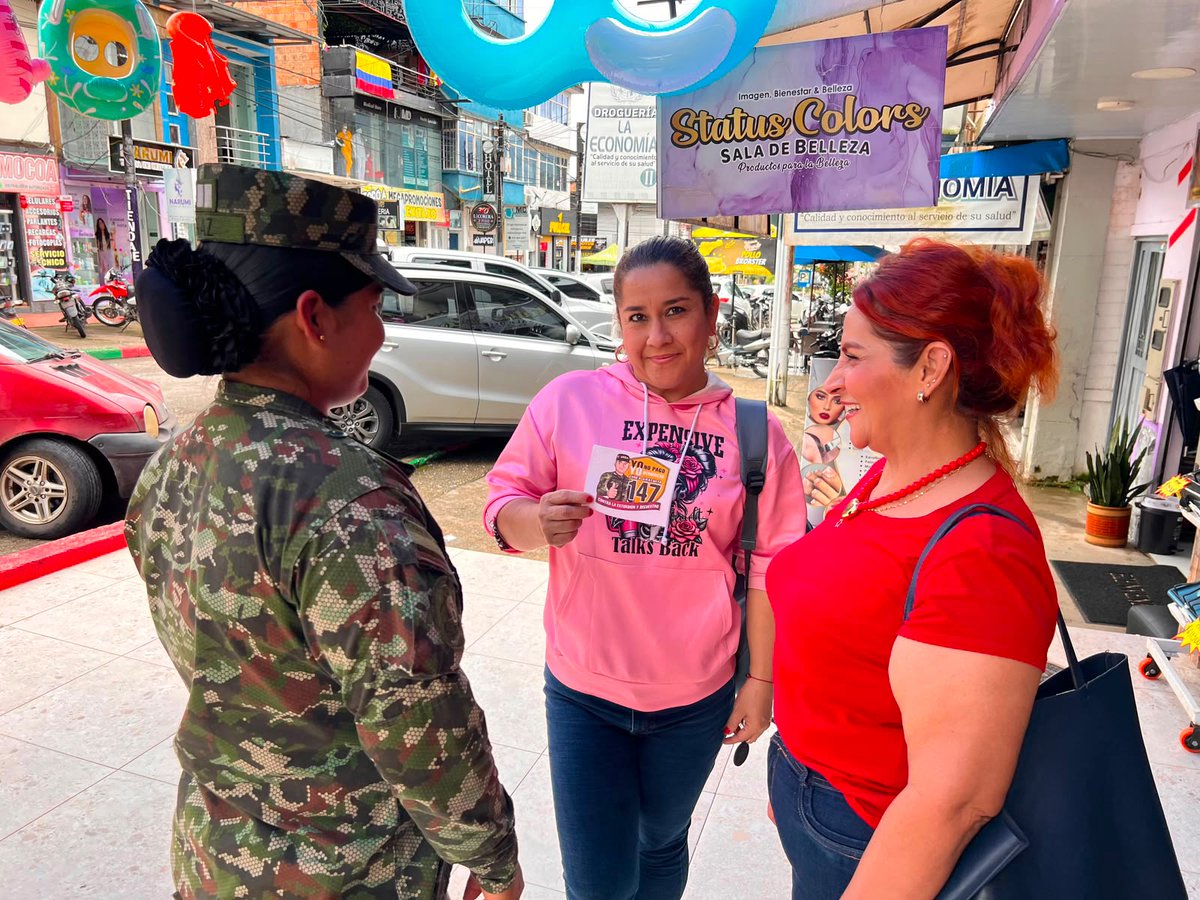 Ejercito_Div6's tweet photo. Soldados de la #Brigada27 del @COL_EJERCITO continúan fortaleciendo las acciones de prevención del reclutamiento y la extorsión en #Mocoa, #Putumayo, mediante las campañas #QueNoReclutenTusSueños y #YoNoPagoYoDenuncio, invitando a la ciudadanía a denunciar cualquier caso a través de las líneas 141 y 147. #NuestroCompromisoEsColombia
