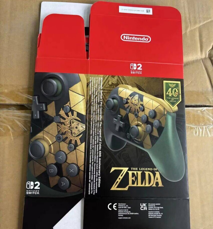 BehindTGames's tweet photo. 🚨 Se han filtrado las cajas sin montar de la Nintendo Switch 2 y el Pro Controller 2 del 40.º aniversario de Zelda.

Por ahora no es información oficial, pero, como ocurrió anteriormente con otras ediciones, todo apunta a que podrían ser reales.

¿Qué os parecen? 👀 https://t.co/KWiYmsHpcn