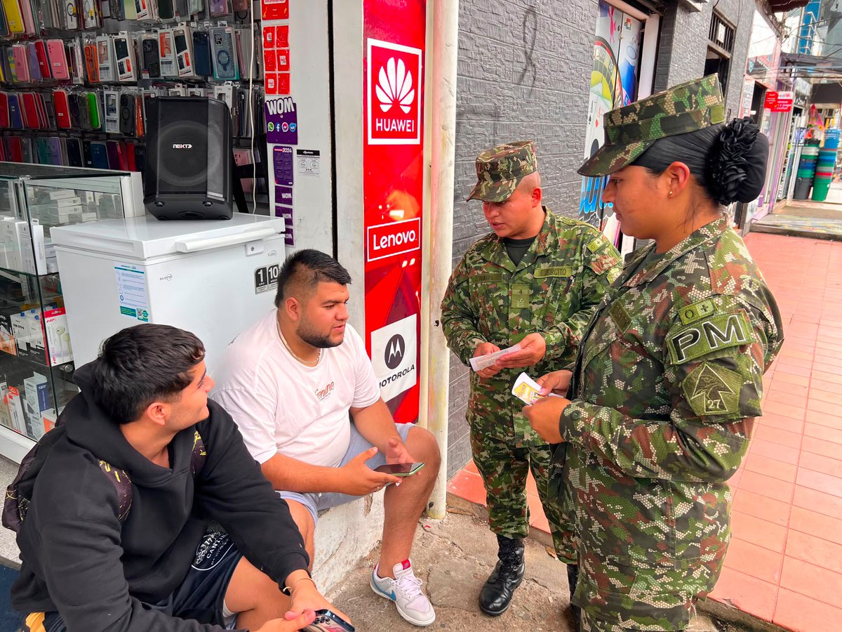 Ejercito_Div6's tweet photo. Soldados de la #Brigada27 del @COL_EJERCITO continúan fortaleciendo las acciones de prevención del reclutamiento y la extorsión en #Mocoa, #Putumayo, mediante las campañas #QueNoReclutenTusSueños y #YoNoPagoYoDenuncio, invitando a la ciudadanía a denunciar cualquier caso a través de las líneas 141 y 147. #NuestroCompromisoEsColombia