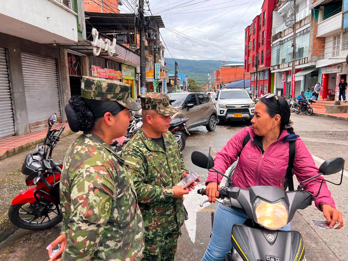Ejercito_Div6's tweet photo. Soldados de la #Brigada27 del @COL_EJERCITO continúan fortaleciendo las acciones de prevención del reclutamiento y la extorsión en #Mocoa, #Putumayo, mediante las campañas #QueNoReclutenTusSueños y #YoNoPagoYoDenuncio, invitando a la ciudadanía a denunciar cualquier caso a través de las líneas 141 y 147. #NuestroCompromisoEsColombia