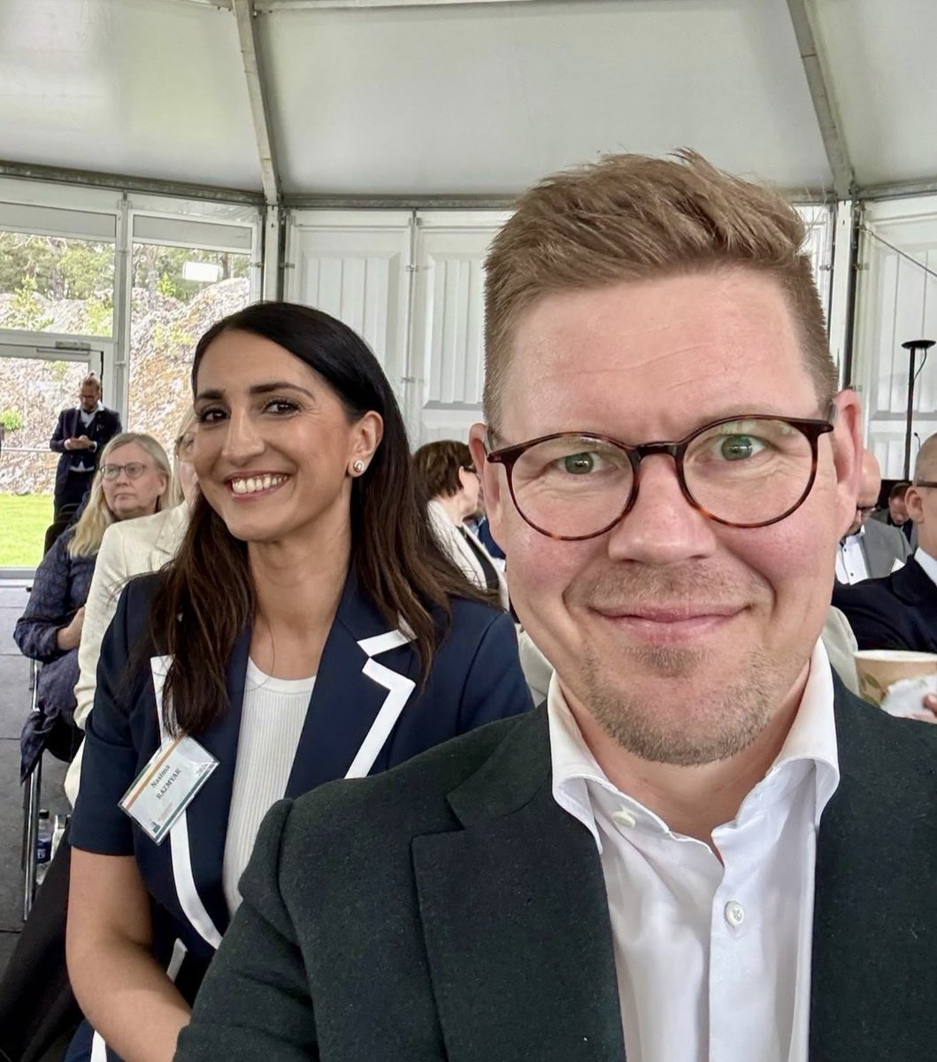 IhanvaanMiika's tweet photo. Tämä paskahousu, @AnttiLindtman julkasee naamakirjaan ”painavia sanoja” 🤣

Yllättäen, apina vaatii samaan kuvaan naisen, koska tämä lapsus ei pärjää ilman naista. Nyt Tytteli on vaan vaihdettu vielä pahempaan suomalaisten vihaajaan 😳

Äänestäkää demareita. Jooko? 🤮🤢🤮 https://t.co/CymtzLgTC3