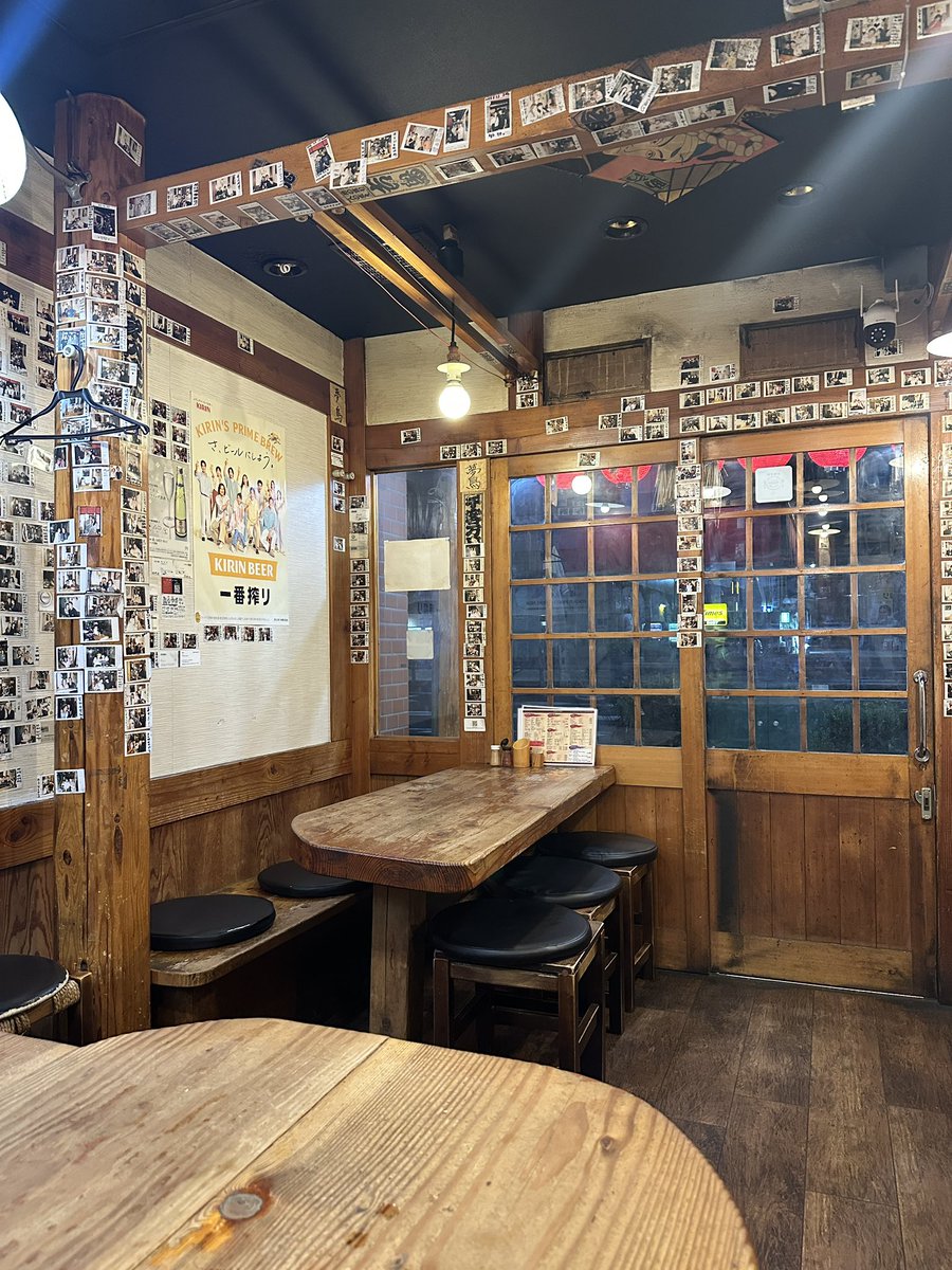 darineeeda's tweet photo. 일본 첨 와보는 거라 숙소 바로 앞에 있는 자판기에서 대충 감성샷 찍어주고
숙소에 도착하니 밤 11시 정도 되길래 늦게 하는 야끼토리집을 찾음

📍이자카야 몽조 
✔️한국인 사장님이 운영하는 곳이고, 밤늦게까지 운영해서 일본 현지인도 많이 방문하는듯함! 
https://t.co/kkqS0XHVJp https://t.co/VEflrpB1yN