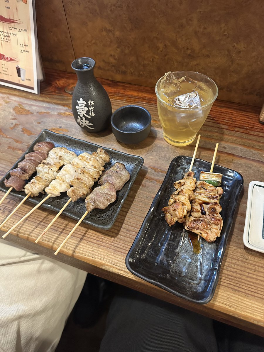 darineeeda's tweet photo. 일본 첨 와보는 거라 숙소 바로 앞에 있는 자판기에서 대충 감성샷 찍어주고
숙소에 도착하니 밤 11시 정도 되길래 늦게 하는 야끼토리집을 찾음

📍이자카야 몽조 
✔️한국인 사장님이 운영하는 곳이고, 밤늦게까지 운영해서 일본 현지인도 많이 방문하는듯함! 
https://t.co/kkqS0XHVJp https://t.co/VEflrpB1yN