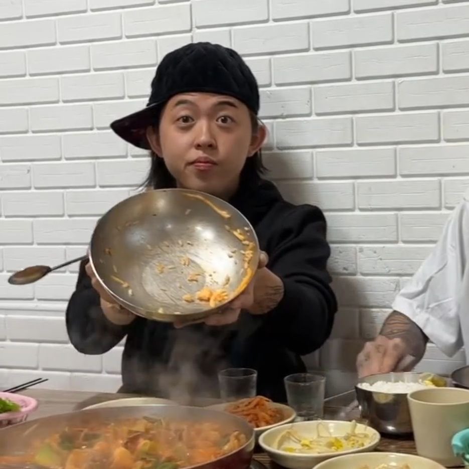 mentalsobad's tweet photo. 아까 라면 먹었는데도 배고프다 배에 거지가 들었나 https://t.co/GaRqCKEvDv