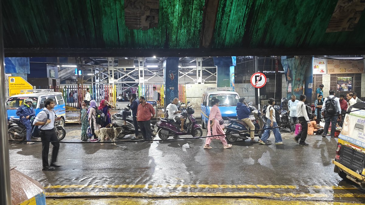 tmvikas's tweet photo. @TMCaTweetAway ,@Central_Railway @drmmumbaicr @ThaneCity,  

Bad Urinal smell is around This place near thane station. 

One can smell even when waiting for rikshaw Q. 

next to that is Thane station food court 

Just see of something can be done https://t.co/D3dO5sooLc