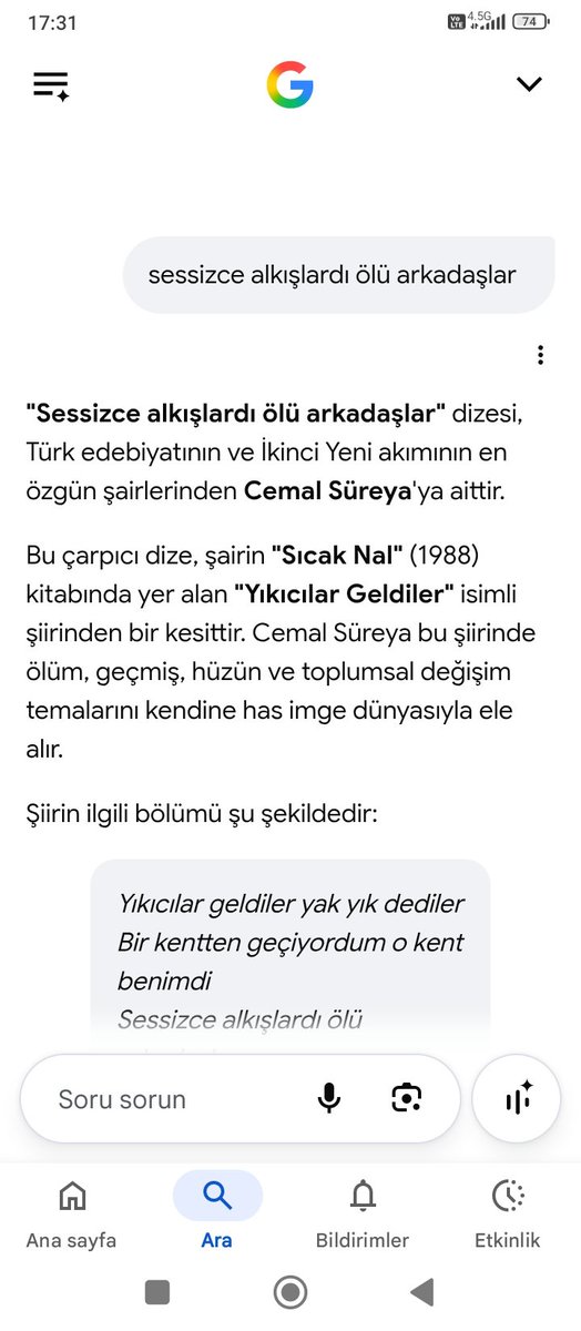halimger's tweet photo. Levent Yılmaz'ın, yıllar önce Gergedan dergisinde okuduğum şiirinin tamamını bulmak için, okuduğum günden beri "mıh gibi aklımda tuttuğum", 'Sessizce alkışlardı ölü arkadaşlar' mısraını Google'a yazdım ve arattım.
 İlk önce, dizenin Edip Cansever'in 'Masa da Masaymış Ha' şiirinden olduğunu söyledi. Levent Yılmaz'ın şiirini okumamış olsam belki verdiği cevaba inanırdım. Cansever'in şiirini de biliyordum. Üstelik mısrayı öyle gelişigüzel bir yere yerleştirmişti ki Google Al, bu kadarı İkinci Yeni'de bile olmaz diye düşündürdü.
 Sonraki aramalarımda da dizenin başka kişilerin şiirlerine ait olduğunu söyledi.
 Yapay zekanın böyle şaklabanlıklar yaptığını bilmiyordum, bu vesileyle öğrenmiş oldum.
 Bir yerde de, kendisini sık kullanan neslin özelliklerini benimsediğini düşünüp hak verdim. Bilmediği konularda, üst perdeden konuşarak, karşı tarafa üstünlük sağlamaya çalışmak...