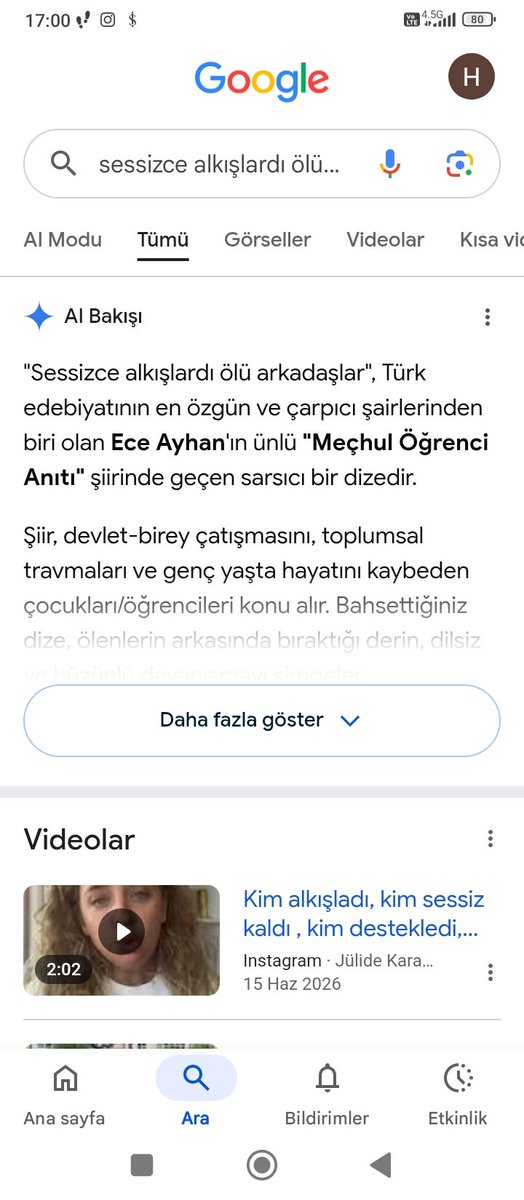halimger's tweet photo. Levent Yılmaz'ın, yıllar önce Gergedan dergisinde okuduğum şiirinin tamamını bulmak için, okuduğum günden beri "mıh gibi aklımda tuttuğum", 'Sessizce alkışlardı ölü arkadaşlar' mısraını Google'a yazdım ve arattım.
 İlk önce, dizenin Edip Cansever'in 'Masa da Masaymış Ha' şiirinden olduğunu söyledi. Levent Yılmaz'ın şiirini okumamış olsam belki verdiği cevaba inanırdım. Cansever'in şiirini de biliyordum. Üstelik mısrayı öyle gelişigüzel bir yere yerleştirmişti ki Google Al, bu kadarı İkinci Yeni'de bile olmaz diye düşündürdü.
 Sonraki aramalarımda da dizenin başka kişilerin şiirlerine ait olduğunu söyledi.
 Yapay zekanın böyle şaklabanlıklar yaptığını bilmiyordum, bu vesileyle öğrenmiş oldum.
 Bir yerde de, kendisini sık kullanan neslin özelliklerini benimsediğini düşünüp hak verdim. Bilmediği konularda, üst perdeden konuşarak, karşı tarafa üstünlük sağlamaya çalışmak...