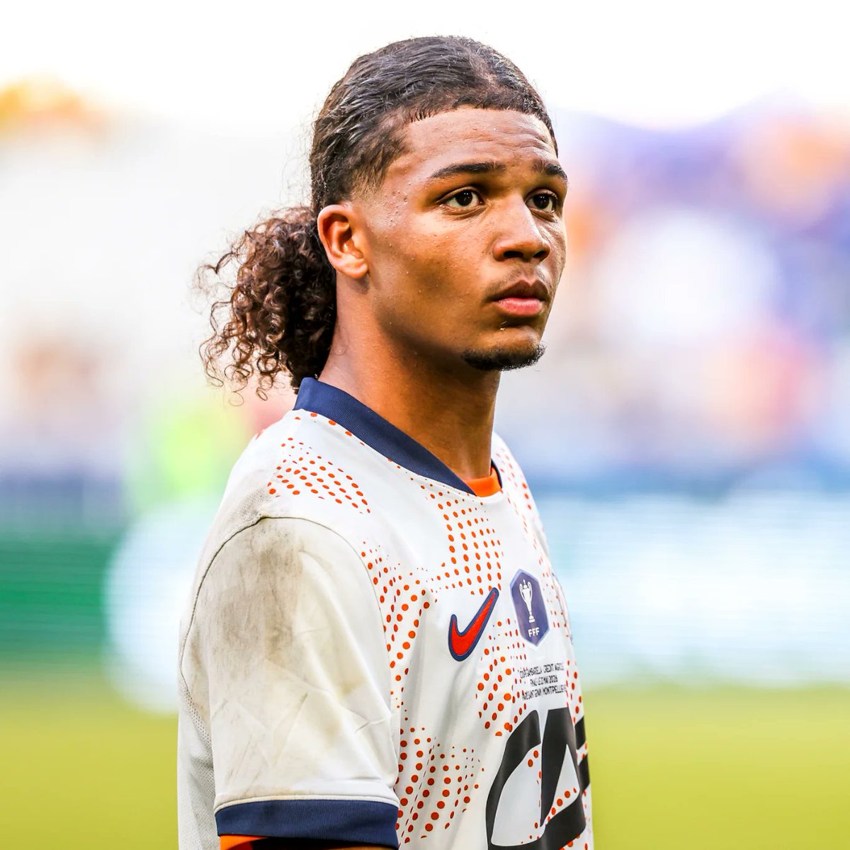 GnclvsScout's tweet photo. QUI EST LACINE MEGNAN PAVE ?

Nom : Lacine Megnan Pave
Origines : 🇫🇷🇨🇮
Poste : AC
Équipe Nationale : France U16
Club : Montpellier HSC

Je vais vous présenter en profondeur Lacine Megnan Pave, la cible du PSG, n'hésitez pas non plus à checker ce que @CompsJeune et @Vrdfr_ ont écrit sur lui.

Pour ce qui est de son parcours faisons simple, papa Ivoirien, maman française, joue à Montpellier depuis ses 6 ans, unique club qu'il ai connu, toujours surclassé, signé avec Puma depuis ses 14 ans, les comptes qui ne l'ont jamais vu jouer décrirons plus sa vie, ici on parle football.

Profil tactique :
 
-Il évolue majoritairement au poste de numéro 9 même si on peut lui voir des qualités d'ailier, il décroche souvent assez bas sur le terrain pour combiner et créer des espaces dans son dos

-Il reçoit pas mal de ballon dos au but, dans les pieds ou sur sa tête, il a un certain rôle d'organisateur car il oriente le jeu via ses déviations

-Il effectue aussi souvent un pressing haut et agressif, commettant parfois des fautes mais ne laissant pas le porteur respirer

-Il peut faire très mal sur transition grâce à sa vitesse mais aussi à sa lucidité, c'est une réel arme dans cet aspect là

-Il a la capacité de jouer dans une équipe dominante, avec de bons déplacement entre les défenseurs et dans leur dos, on peut facilement lui donner dans les pieds ou le trouver sur un centre

-Il a une bonne vision du jeu, que ce soit avec le jeu dos ou en face de lui, mais son jeu de passe reste encore relativement simple

-Tactiquement, il doit encore progresser dans sa gestion de l'effort, il a un style de jeu très intense et son pressing très agressif lui fait parfois perdre la lucidité dont il aurait besoin pour assurer une passe ou un contrôle

Profil physique : 

-Il possède une explosivité et une vitesse absolument folle, très rapide sur les premiers mètres, il est quasi intenable dans la profondeur

-Il possède déjà une musculature très avancée pour son âge, tant dans ses cuisses et ses mollets que dans le haut de son corps qui lui permet d'être très efficace dans sa protection du ballon

-Il impose un sentiment de puissance dans ses courses, de part sa capacité d'accélération mais aussi par ses changements de direction très précis

-Il peut parfois avoir du mal à rester stable dans des situations où il reçoit dos au jeu, avec des adversaires rivalisant physiquement

-Il tient très bien les duels à l'épaule lorsqu'il est lancé, si le défenseur réussi à le rattraper (ce qui est très rare)

Profil technique :

-C'est un gaucher quasi ambidextre, son pied droit peut lui faire défaut dans ses remises mais sa qualité de finition reste la même

-Il possède une qualité de jeu de tête très rare pour un joueur de son âge, que ce soit dans ses déviations ou a la finition, couplé à un bon timing de saut qui font de lui un joueur redoutable dans les airs

-Dans la continuité de son jeu de tête, sa finition est elle aussi très au dessus de la moyenne, des deux pieds, dans toute les positions, il convertis un nombre de tirs insolents

-Sa frappe est lourde et puissante en dehors de la surface, mais il a tendance à trop privilégier cette option aux 25 mètres 

-Son jeu dos au but est très intéressant, les remises du pied gauche sont propres et celle du droit peuvent parfois manquer de précision mais en général il réussi à atteindre sa cible

-Il a tendance à oublier le ballon dans les petits espaces, mais c'est une situation dans laquelle il est assez peu

-Sa première touche de balle peut être assez irrégulière, notamment avec son pied droit où le ballon peut partir trop loin

Profil mental :

-C'est un garçon combatif et déterminé, qui le montre par de nombreux gestes lorsque il gagne une faute par exemple

-À la perte du ballon son gegenpressing peut ne pas être bon, il peut être spectateur

-Lorsque il rate une intervention défensive il a aussi tendance à ne pas continuer son action et à rester statique

-Il met tout son coeur et son corps dans ses duels, allant parfois jusqu'à l'excès d'engagement mais toujours dans une optique de prendre le dessus sur l'adversaire

-Il est très instinctif, tant dans sa finition que dans ses remises, on voit directement à quel point il est naturellement doué, et n'a pas à réfléchir à quel geste faire

-Il possède le vice nécessaire pour faire sortir un adversaire de ses gonds, pour pousser l'arbitre à siffler faute tout en restant lui même très calme

-Sa qualité dans les 30 derniers mètres et dû à son très bon sang-froid et prise de décision, il lève souvent la tête et à part certaines frappes prises de très loin il fait toujours le bon choix

Conclusion :

Pour résumer, Lacine est un joueur qui brille par sa maturité et ses capacités folles, c'est un attaquant complet, qui pour moi brille le plus dans un rôle de Modern Target-Man, mais qui est capable de tout faire à son poste.

Je pense qu'il pourrait déjà intégrer la rotation du PSG comme l'a fait Quentin Ndjantou la saison dernière, ce qui lui permettrait de côtoyer le très haut niveau, et de s'adapter au exigences de Luis Enrique.

Son principal axe de progression reste tactique, dans la gestion de sa débauche d'énergie, qui réglera sans aucun doutes ses irrégularités techniques.
Car contrairement à ce que j'ai pu lire ses dernières heures, non il n'est pas mauvais techniquement, loin de là.

Pour ce qui est de son plafond, il a le potentiel de devenir l'un des tout meilleurs à son poste, et il est clairement vu en tant que successeur du Ballon d'Or en interne, une récompense à laquelle il pourrait prétendre si son développement continue ainsi.

Si vous avez des questions complémentaires sur le joueur où le profil n'hésitez pas, ici ou en DM !