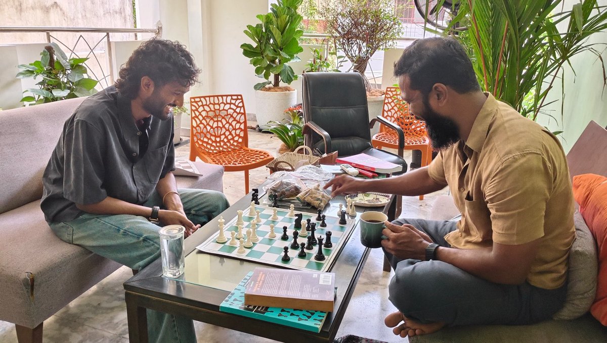 Ayyappan_1504's tweet photo. Goofygen Played chess with Vetrimaaran ❤️👌🏻 https://t.co/0vVfNFowj1