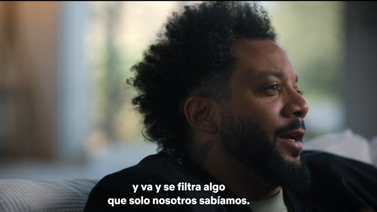 MadridSports_'s tweet photo. 💣💥 Así cuentan el episodio de MOURINHO y el TOPO que filtraba las alineaciones en el vestuario del Real Madrid:

👉 Casillas: "Se volvió LOCO. Entró, nos llamó de todo, nos dijo de todo. Dijo que éramos los culpables de cómo estaba todo, no sé si le dio una PATADA a una botella y cerró de un PORTAZO la puerta de su despacho"

👉 Marcelo: "Llevaba un CABREO monumental. Él es así, se lo curraba para ayudarnos a ganar de la mejor manera posible y va y se filtra algo que solo nosotros sabíamos"

👉 Ricardo Carvalho: "Es un club tan grande... Y cualquier pequeño problema en el vestuario al día siguiente se hacía enorme en los periódicos. A José le gusta controlar y le resultó difícil"

Vía 'MOURINHO', en @NetflixES