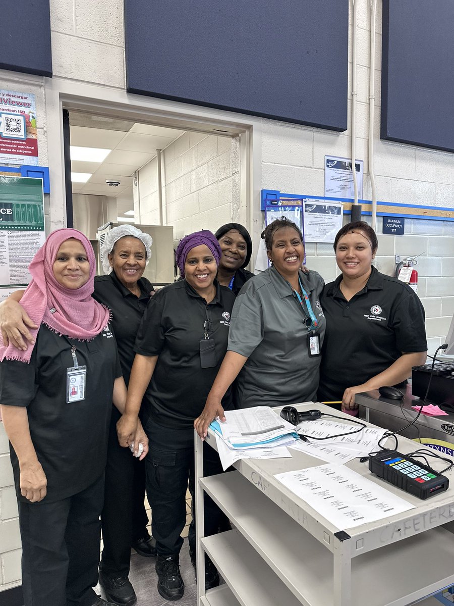 DoverDolphins's tweet photo. Dover Dolphins 🐬 are so thankful for our amazing Cafeteria Staff! Today they served hot breakfast and a sack lunch for all our students with a smile! #DoverDolphinsRiseUp #RISDDreamOn @IamBranum @CarissaCarey https://t.co/kWMDx0KsTc