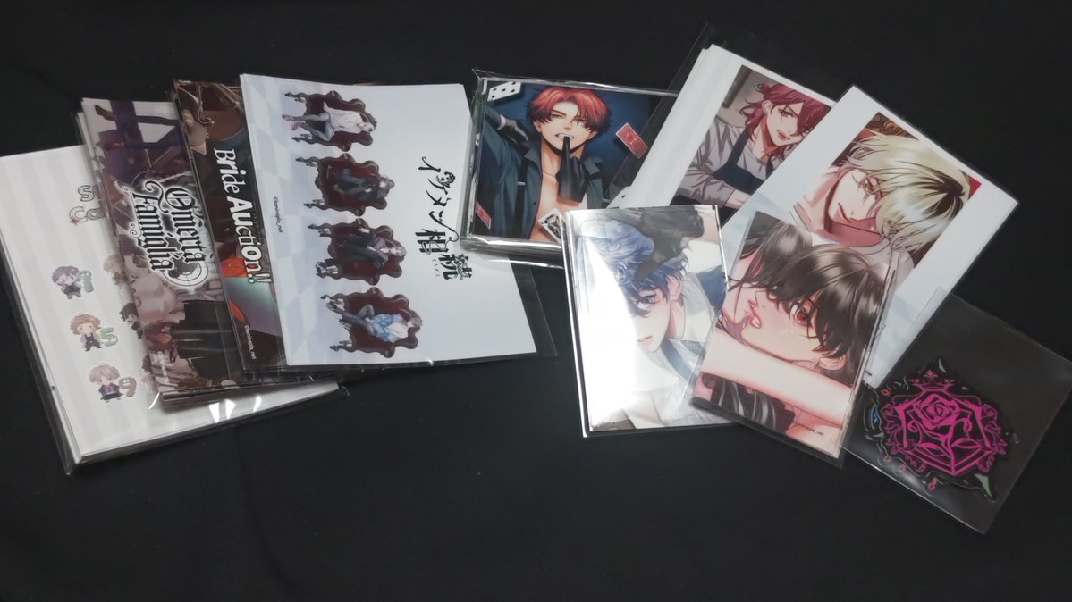 Mucc1205's tweet photo. ラミプラさんのシリーズもののアクスタ全部買うぜな勢いで生きてるからアクスタ無限に増えてくし、チェキもチェキカもどんどん増えるからシリーズでまとめたいって思ってたけどサイズ的に無理って思ってたもののカード類出したらコンパクトになることに気づいて出したけどおまけの量が半端ないのよ😂 https://t.co/EthXJimpwh