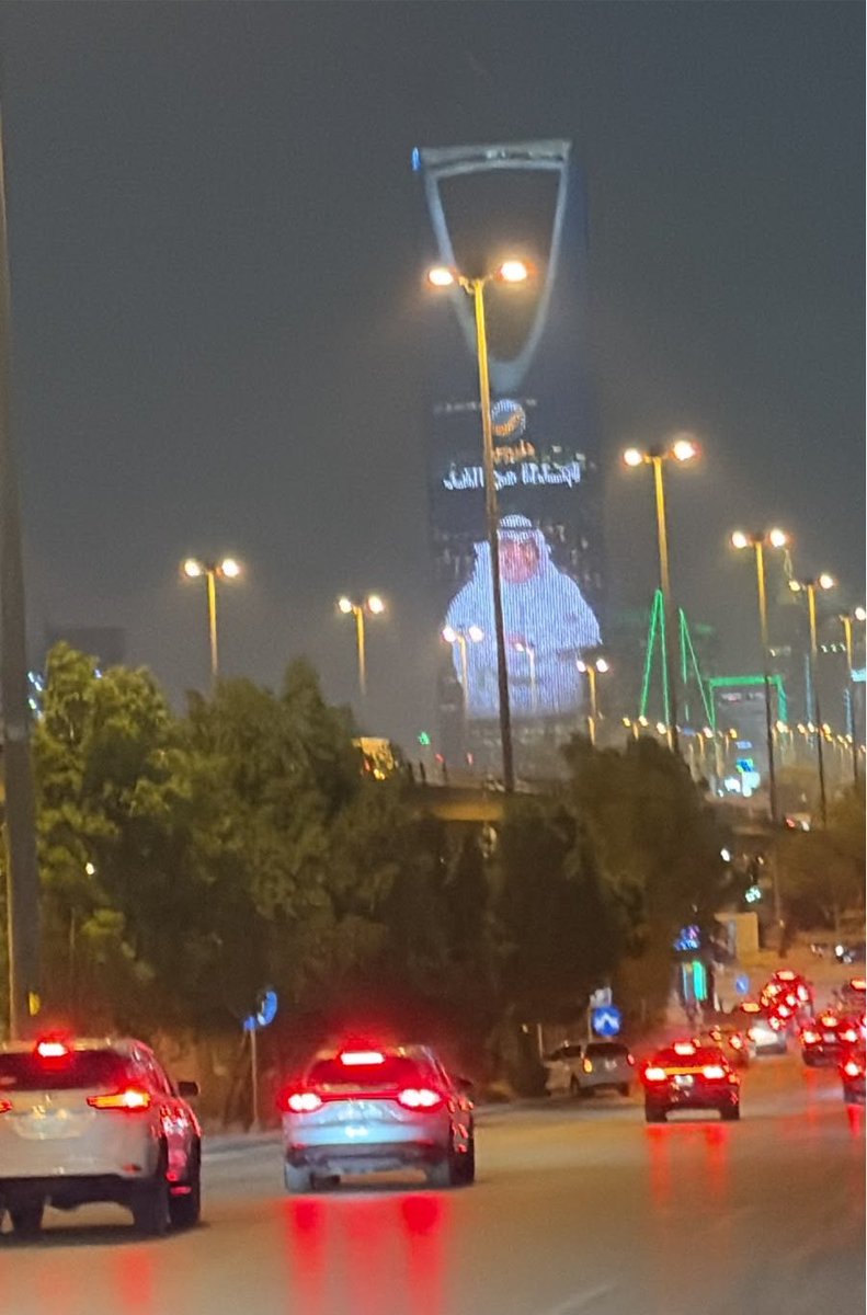 waleedalfarraj's tweet photo. مساء الخير من برج المملكة في طريق الملك فهد بالرياض .. موعدنا غدا الاربعاء 11.30 مساء على روتانا خليجية . 
#روتانا_سبورت_مع_وليد @RotanaSport @Khalejiatv https://t.co/qyd7laoByL
