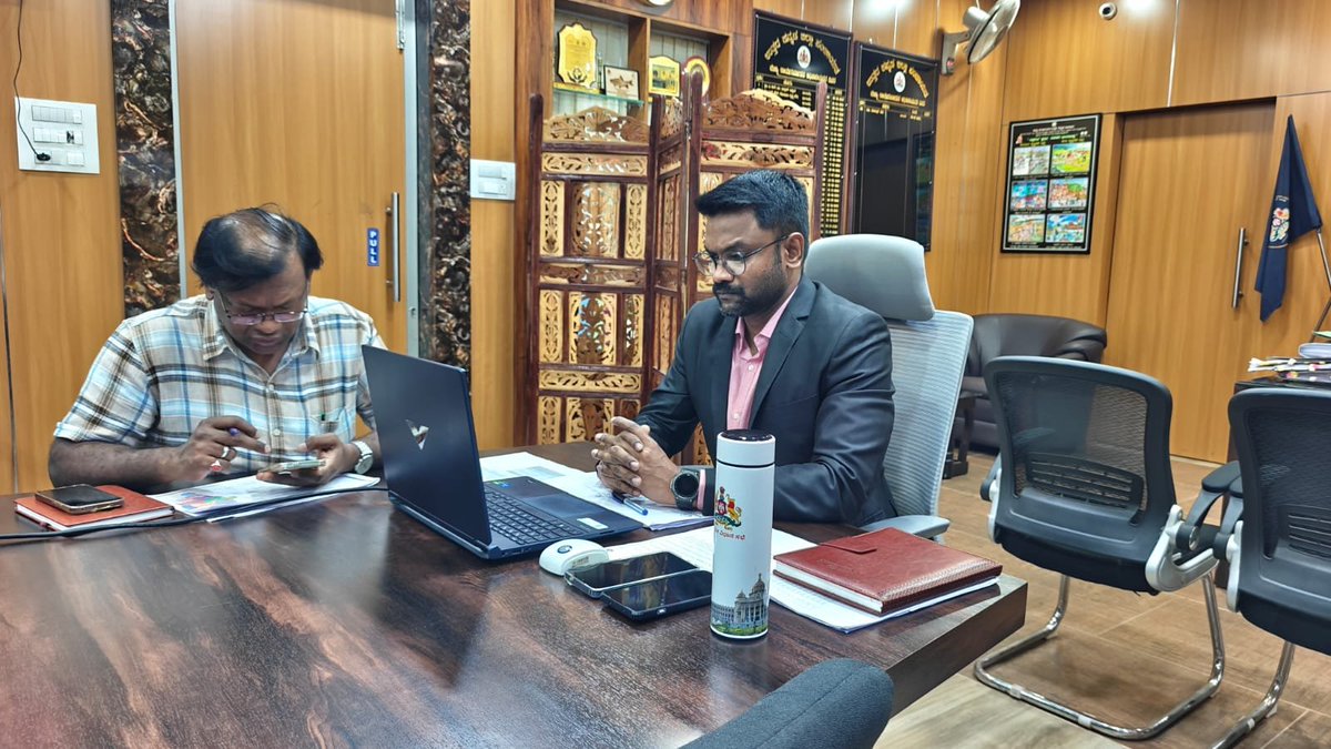 rdwsd_gok's tweet photo. ಜಲ ಜೀವನ್ ಮಿಷನ್‌ ಅಡಿಯಲ್ಲಿ 2026ರ ಆಗಸ್ಟ್ 11ರಂದು ವಿಡಿಯೋ ಕಾನ್ಫರೆನ್ಸ್ ಮೂಲಕ ನಡೆದ ಜಿಲ್ಲಾಧಿಕಾರಿಗಳ 11ನೇ ಪೇಜಲ್ ಸಂವಾದ ಕಾರ್ಯಕ್ರಮದಲ್ಲಿ ಕರ್ನಾಟಕ ಭಾಗವಹಿಸಿತು. 

JJM ಪ್ರಗತಿ ಹಾಗೂ ವಿವಿಧ ಯೋಜನೆಗಳ ಒಗ್ಗೂಡಿಸುವಿಕೆಯ ಮೂಲಕ ಜಲ ಮೂಲಗಳ ಸಂರಕ್ಷಣೆಗೆ ಉತ್ತರ ಕನ್ನಡ ಜಿಲ್ಲೆಯಲ್ಲಿ ಕೈಗೊಂಡಿರುವ ವಿಶೇಷ ಚಟುವಟಿಕೆಗಳನ್ನು DDWS ಕಾರ್ಯದರ್ಶಿಯವರು ಶ್ಲಾಘಿಸಿದರು.

ಉತ್ತರ ಕನ್ನಡ ಜಿಲ್ಲೆಯನ್ನು ಪ್ರತಿನಿಧಿಸಿದ ಜಿಲ್ಲಾಧಿಕಾರಿ ಶ್ರೀಮತಿ ಕೆ. ಲಕ್ಷ್ಮೀ ಪ್ರಿಯಾ ಹಾಗೂ ಜಿಲ್ಲಾ ಪಂಚಾಯಿತಿ ಮುಖ್ಯ ಕಾರ್ಯನಿರ್ವಹಣಾಧಿಕಾರಿ ಡಾ. ದಿಲೀಶ್ ಸಸಿ ಅವರು ಭಾಗವಹಿಸಿ, JJM ಅನುಷ್ಠಾನವನ್ನು ಮತ್ತಷ್ಟು ಬಲಪಡಿಸುವ ನಿಟ್ಟಿನಲ್ಲಿ ತಮ್ಮ ಅನುಭವಗಳು ಹಾಗೂ ಉತ್ತಮ ಕಾರ್ಯಪದ್ಧತಿಗಳನ್ನು ಹಂಚಿಕೊಂಡರು.

Karnataka participated in the 11th edition of District Collectors' Peyjal Samvad under Jal Jeevan Mission, held through video conference on 11 August 2026.

The DDWS Secretary appreciated the progress achieved under JJM and special initiatives undertaken in Uttara Kannada district for water source conservation through the convergence of various schemes.

Smt. K. Lakshmi Priya, Deputy Commissioner and Dr. Dileesh Sasi, CEO, Zilla Panchayat, Uttara Kannada represented the district, sharing insights and best practices towards strengthening JJM implementation.