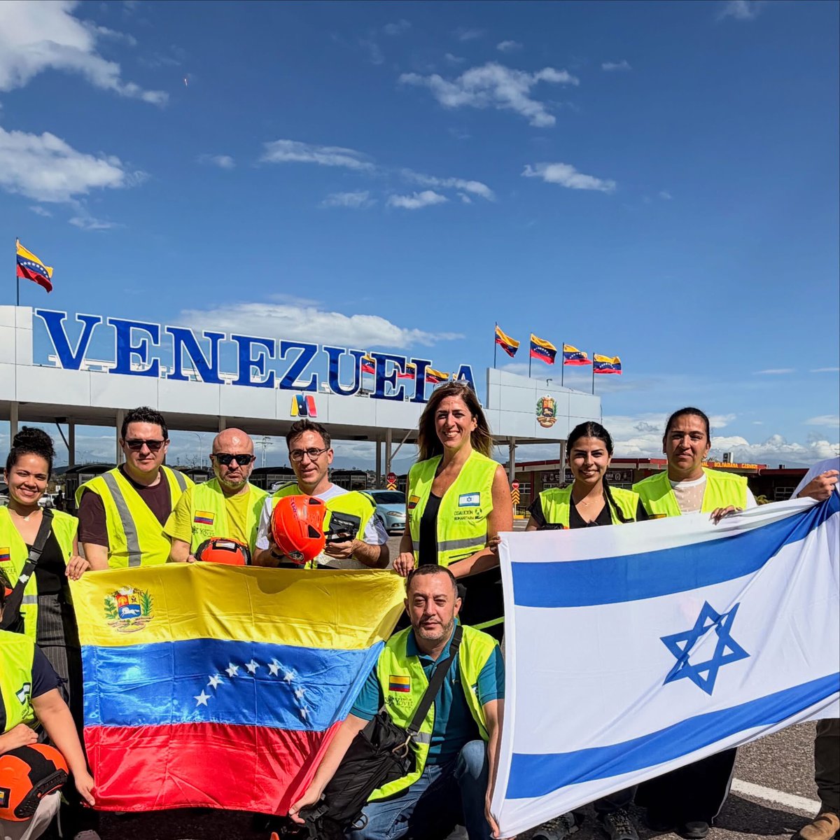 RabinoGarmon's tweet photo. הרגע הגעתי לביקור מהיר בוונצואלה 🇻🇪 ישר לתוך הבשורה של חידוש היחסים. 

Acabo de llegar a Venezuela 🇻🇪 para una visita rápida, justo para recibir la noticia de la reanudación de las relaciones entre Venezuela e Israel. https://t.co/aF72hGmETj