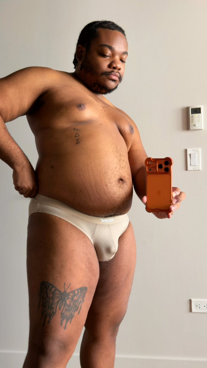 MacDoesIt's tweet photo. I’m sheltering in a bathroom during my first ever tornado warning so here is a thirst trap because life is short. https://t.co/dVzSOeH4Yg
