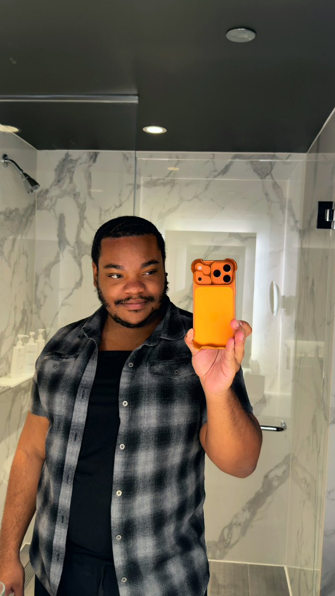 MacDoesIt's tweet photo. I’m sheltering in a bathroom during my first ever tornado warning so here is a thirst trap because life is short. https://t.co/dVzSOeH4Yg